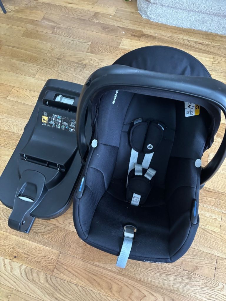 Maxi-Cosi Baby Car Seat with ISOFIX Base and Adapters