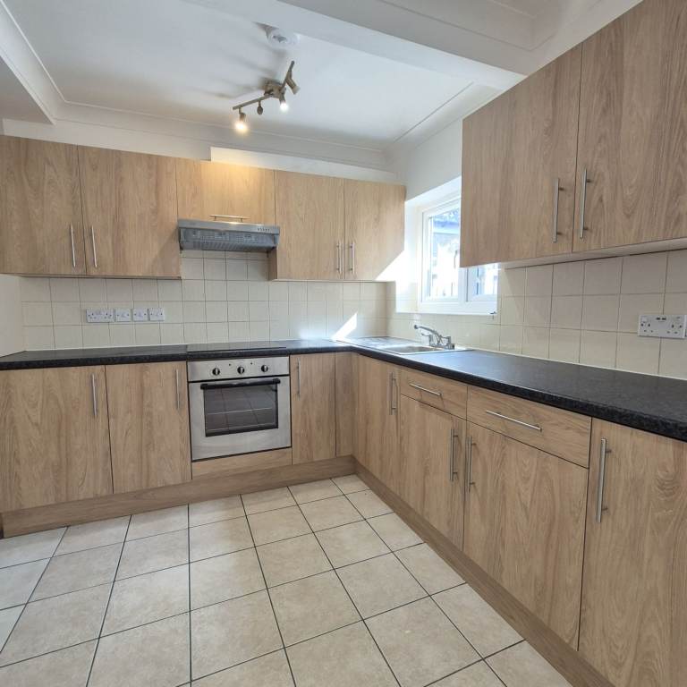 AMAZING THREE BEDROOM HOUSE LOCATED IN TURNPIKE LANE! AVAILABLE NOW