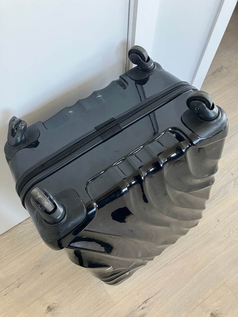 Large Hard Shell Suitcase – Needs Repair (Free)