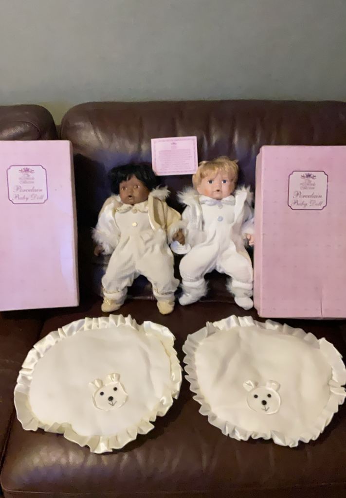 Leonardo porcelain dolls X2 with outfits and Blankets 