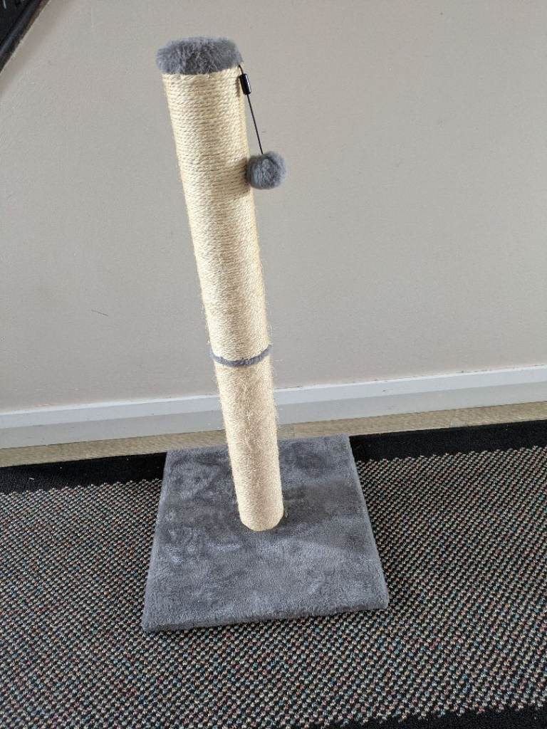 CAT SCRATCHING POST