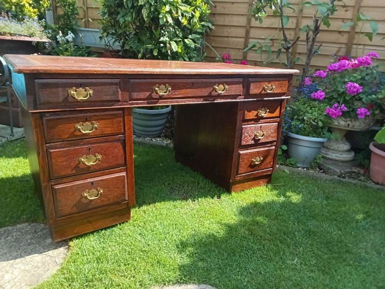 ANTIQUE EDWARDIAN OAK PEDESTAL DESK.