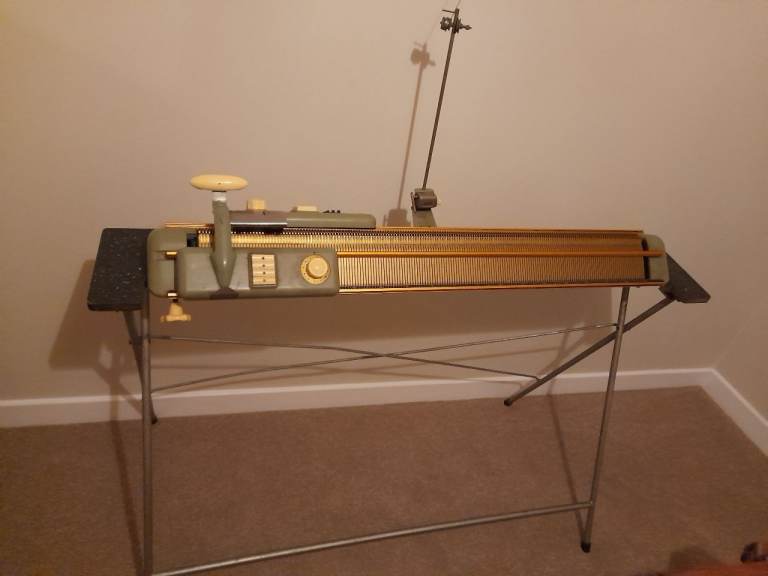 Singer knitting machine and Table
