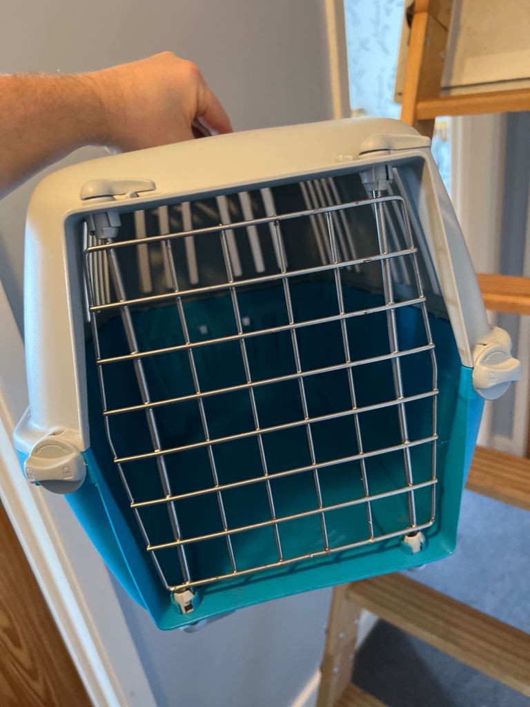 Cat carrying crate 