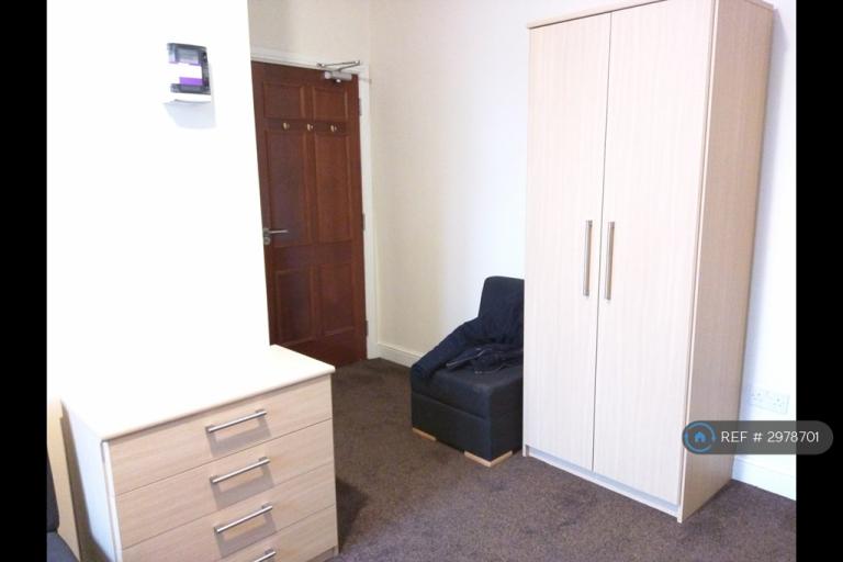 Studio flat in Manningham Lane, Bradford, BD8 (#2978701)