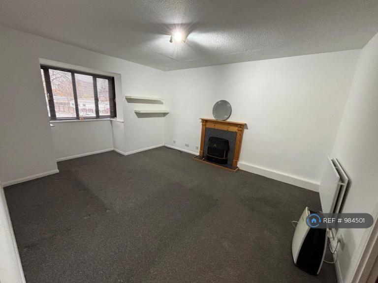 2 bedroom flat in Charleston Close, Feltham, TW13 (2 bed) (#984501)