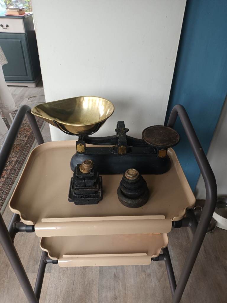 Vintage Kitchen Scales with Weights – Good Condition