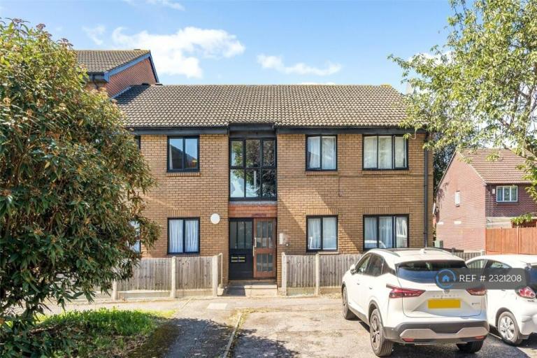 2 bedroom flat in Boultwood Road, London, E6 (2 bed) (#2321208)