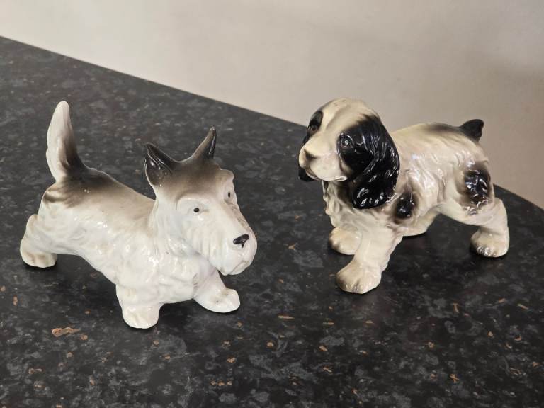 2x Vintage Dog figurines 