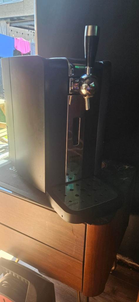 Kegerator Beer Dispenser – Excellent Condition
