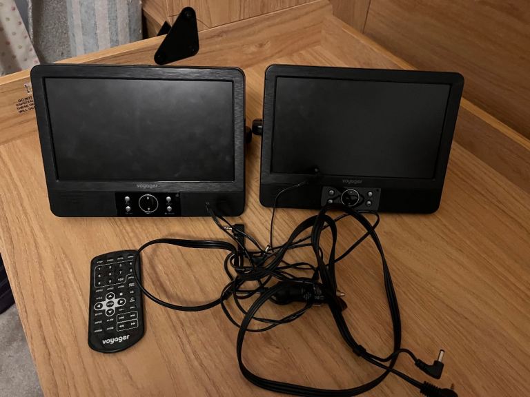 Voyager in-car 2-screen DVD player + remote