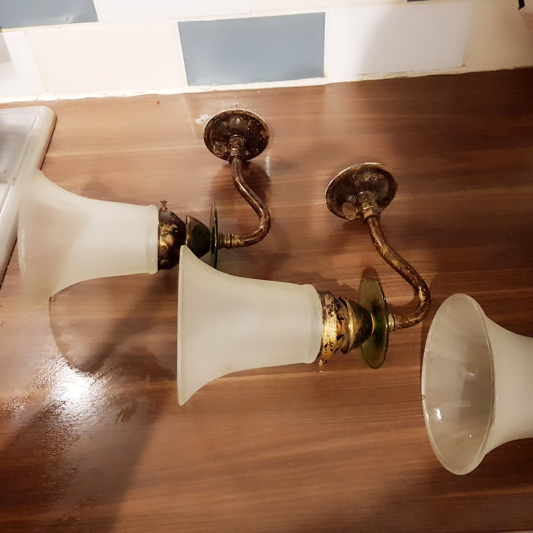 Beautiful Chandeliers/Lights Antique brass plate X2 plus Wall Mounted Lights X3