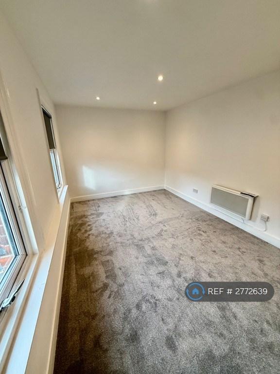 2 bedroom flat in Elgar Road, Reading, RG2 (2 bed) (#2772639)