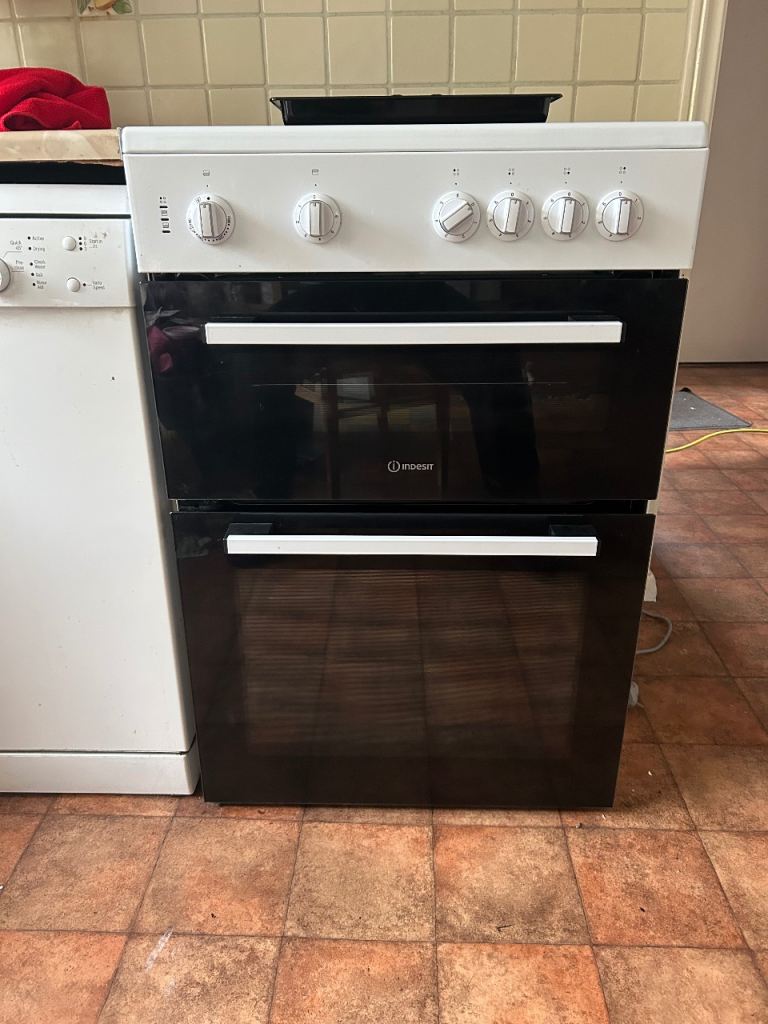 Indesit standalone oven, grill & hob 15 months old 