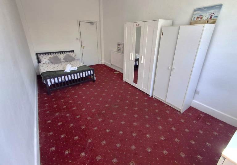 Large double room to let close Bournemouth Square.
