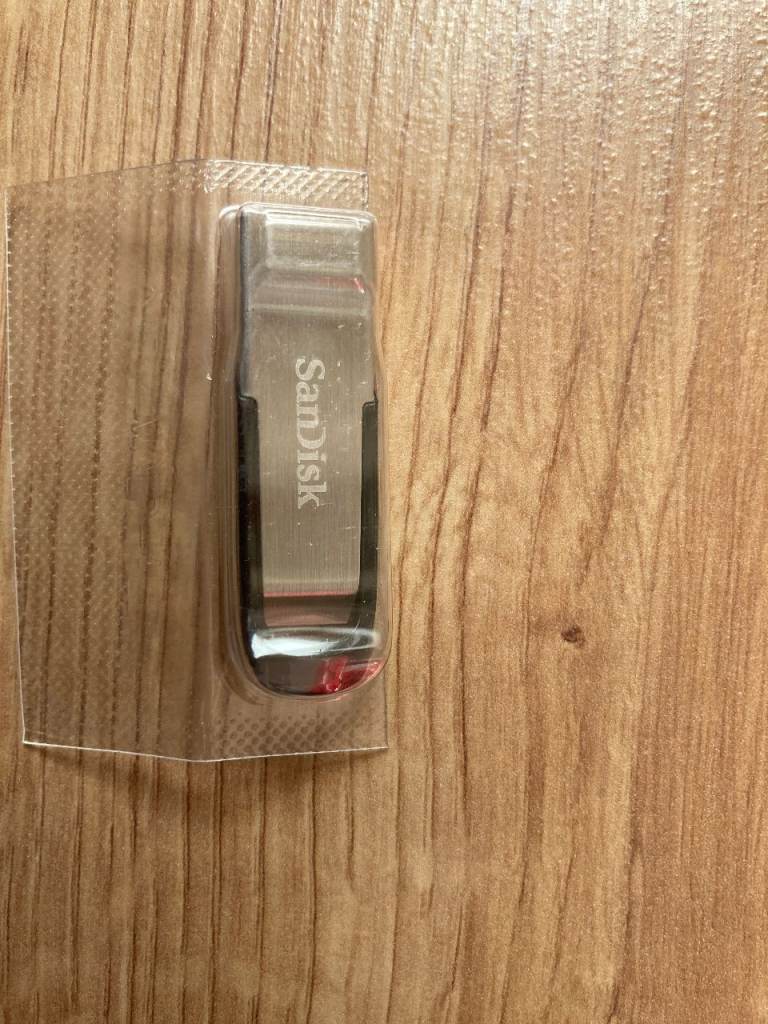 SanDisk Ultra Flair 32 GB USB 3.0 Flash Drive 
