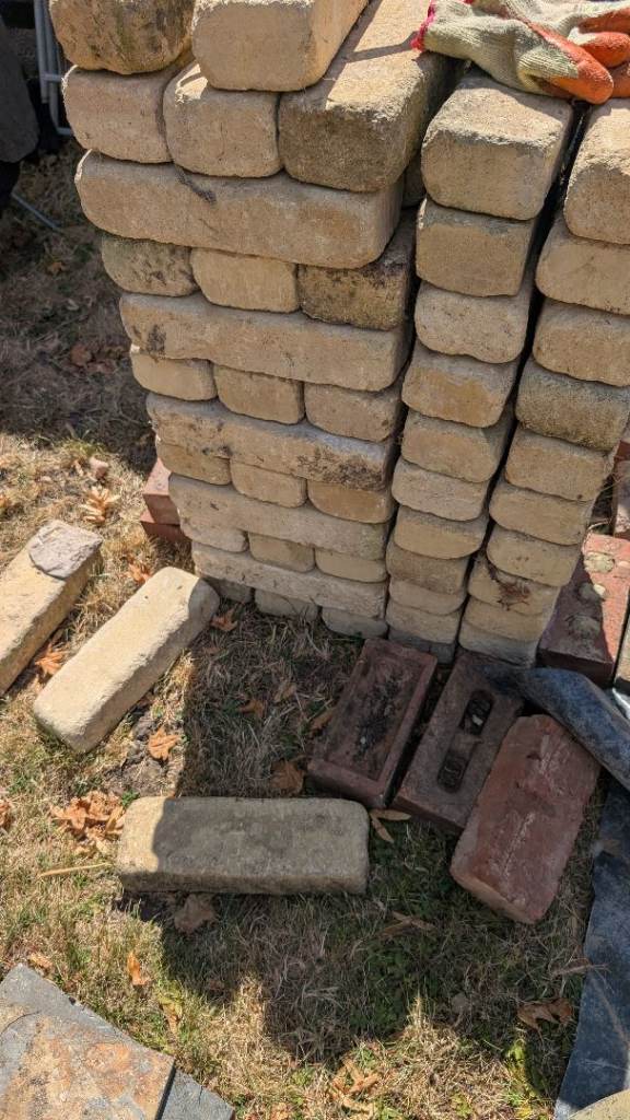 100 Reclaimed Beige Bricks and Some Red Bricks – Good Condition