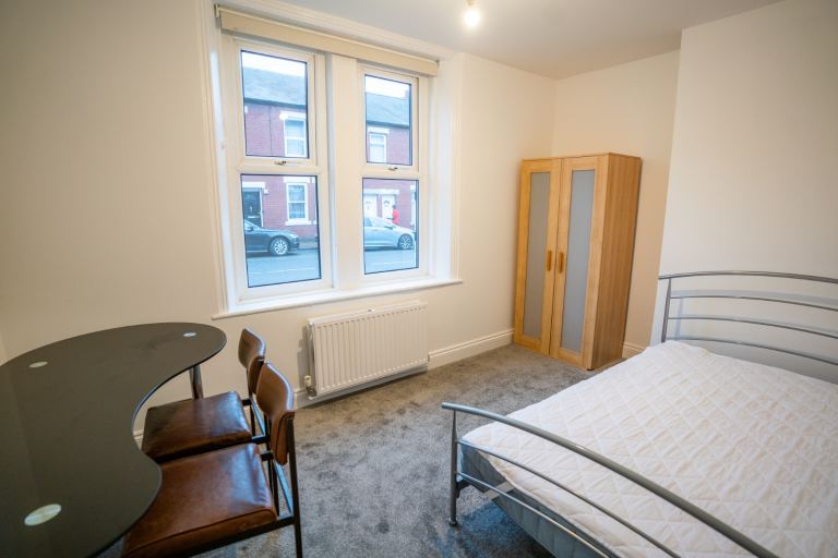 2 bedroom newly refurbished flat 