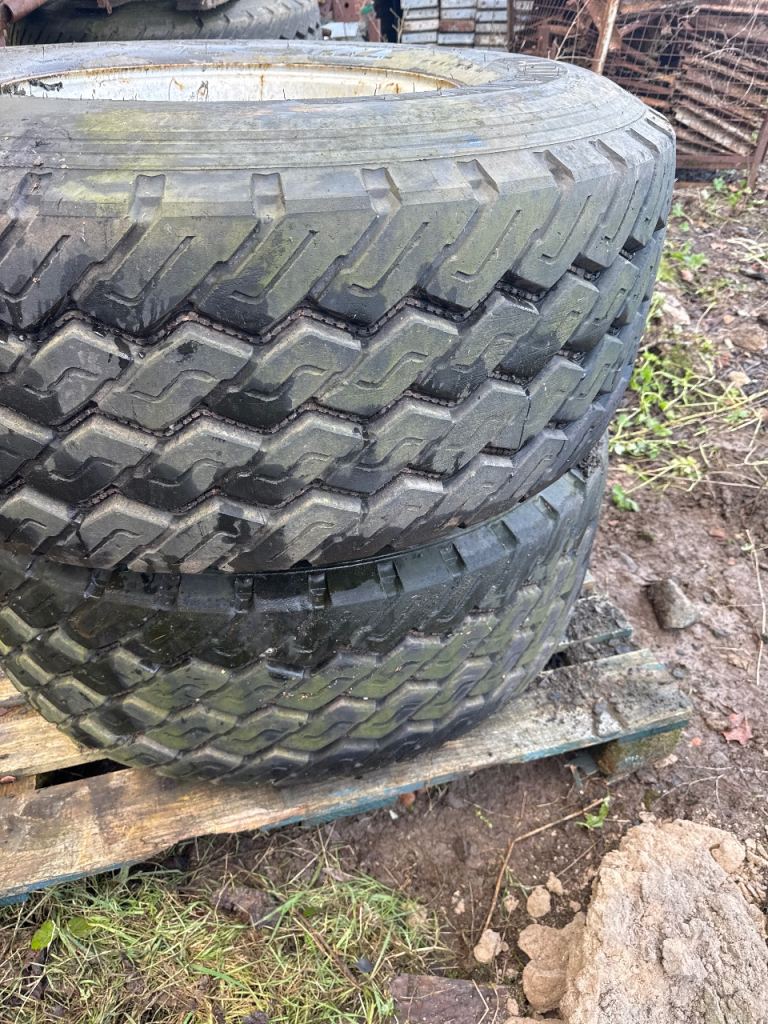 Commercial axle rims tyres