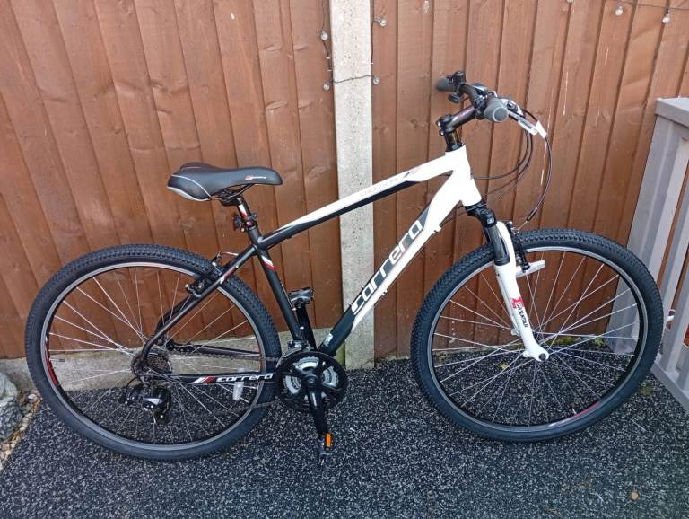 CARRERA MOUNTAIN BIKE 29 INCH WHEELS NEW OFF ROAD TYRES 21 SPEED IT'S LIKE NEW 