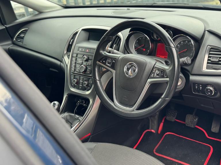 2011 Vauxhall Astra 1.6i 16V SE 5dr HATCHBACK Petrol Manual