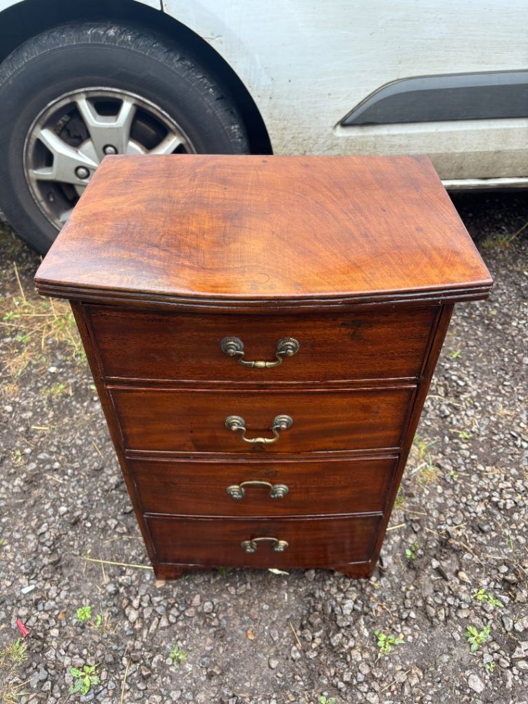 Mahogany chest of drawers
