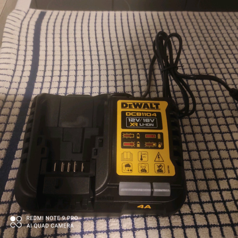 DeWalt DCB1104 charger