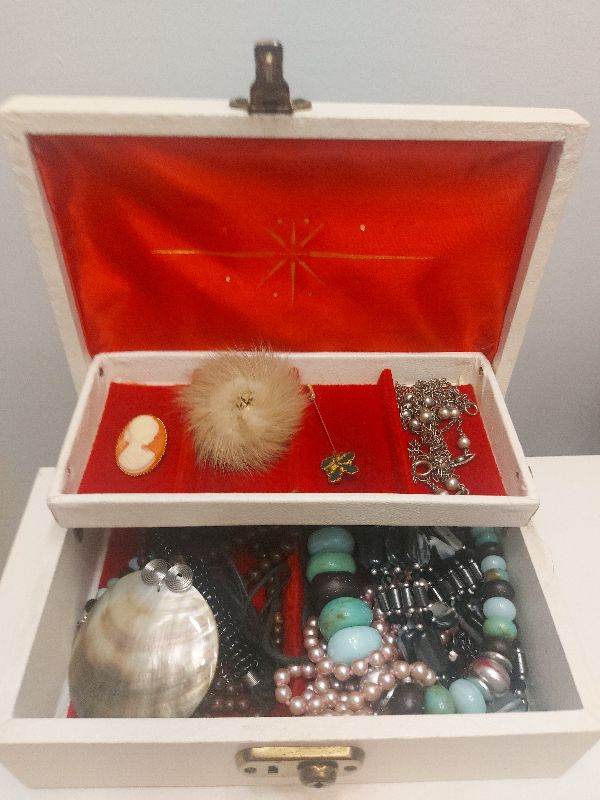 VINTAGE MIXED COSTUME JEWELLERY WITH VINTAGE Lot BOX Included Vintage Jewellery Box