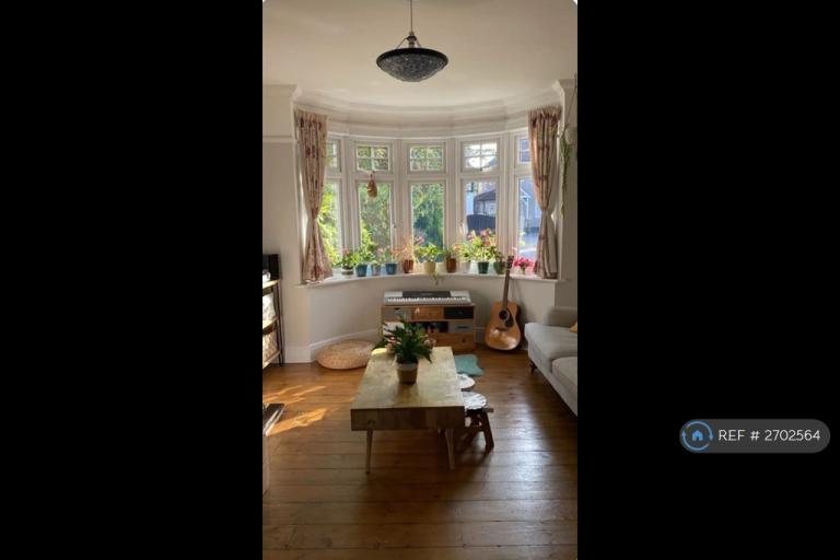 3 bedroom house in Le May Avenue, London, SE12 (3 bed) (#2702564)