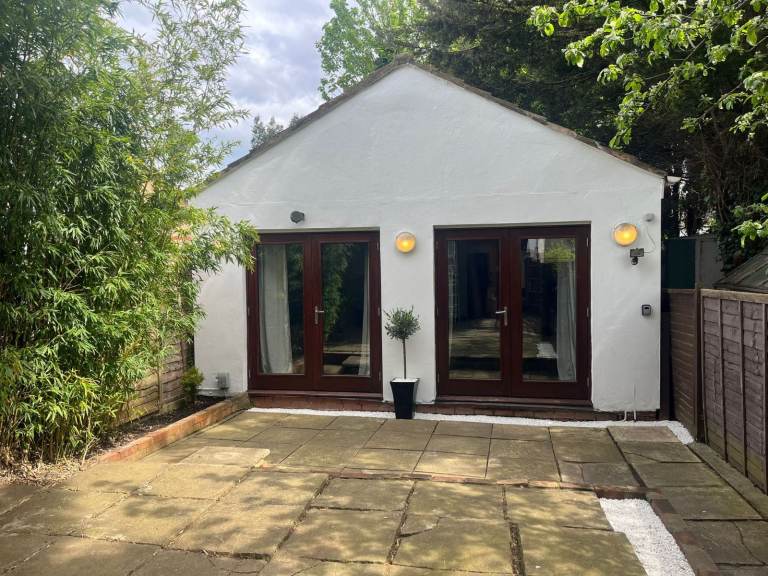 Modern 2-Bedroom Detached Bungalow, Available for Company let and professionals