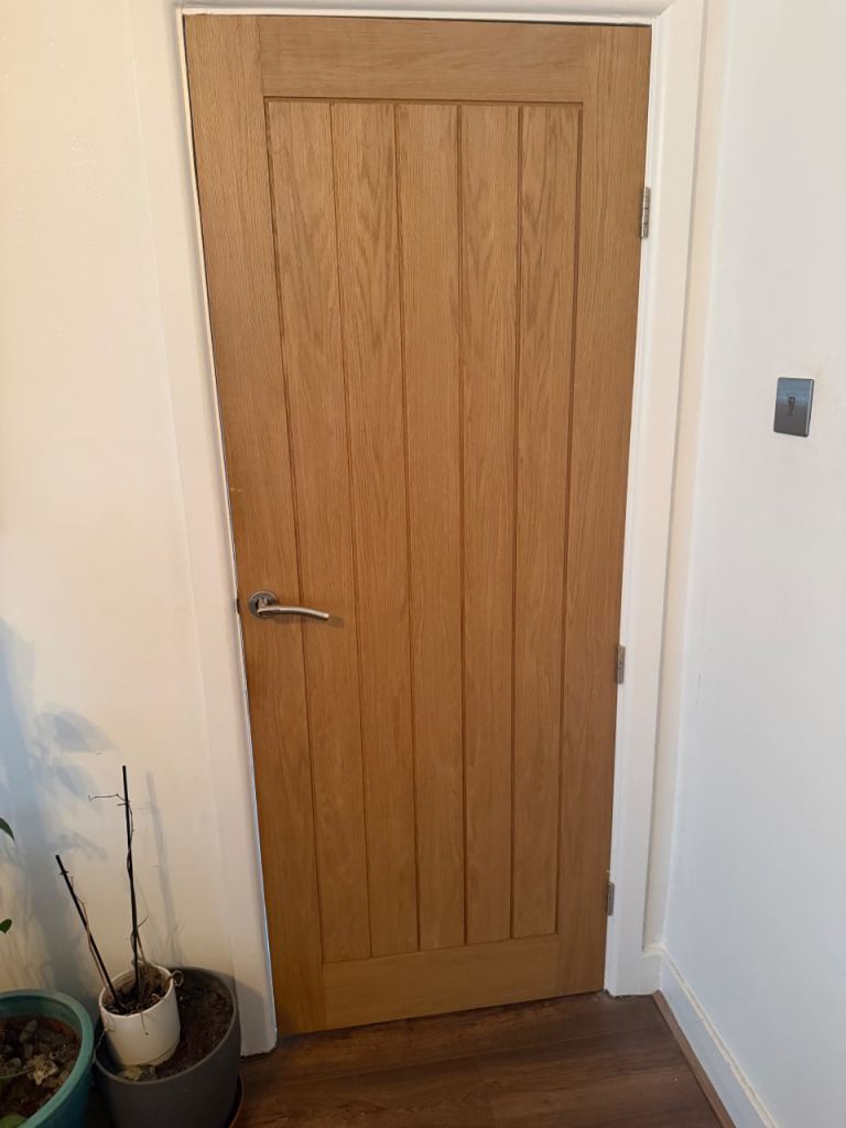 7x Matching Oak Internal Doors – Vertical Panel – With Handles & Hinges Included