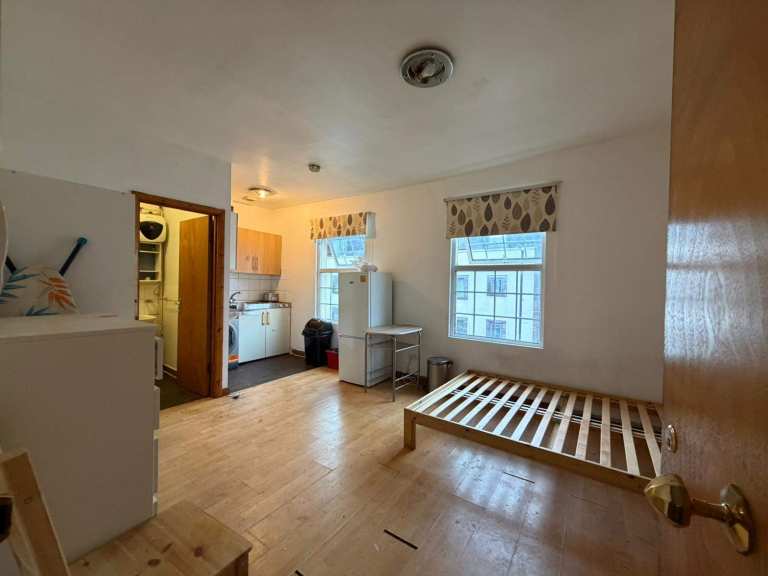 Large Self-Contained Studio Flat in Hackney - DSS CONSIDERED