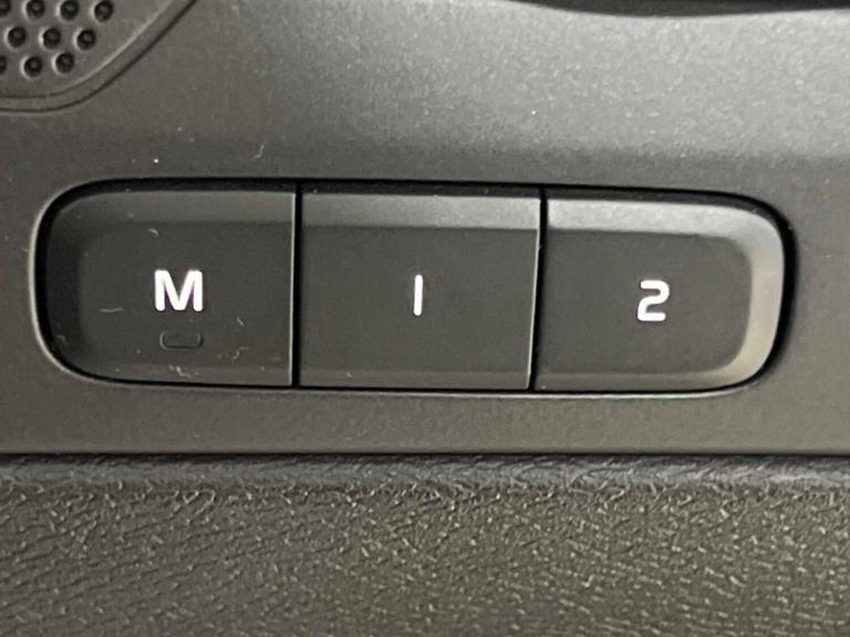  Volvo XC40 2.0 B4P R DESIGN Pro 5dr Auto [7 speed] Estate Petrol Automatic