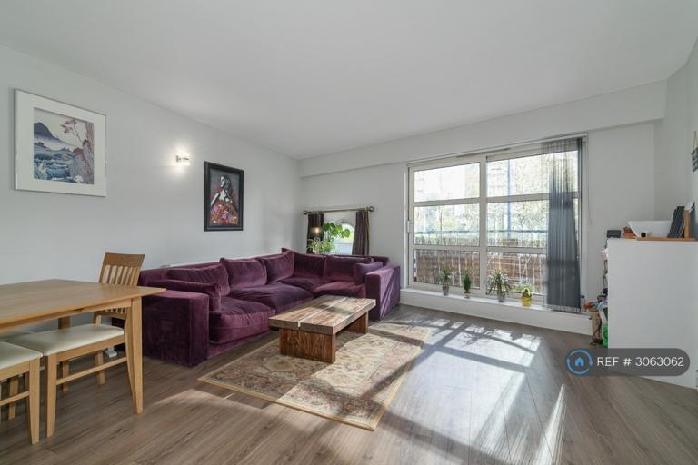2 bedroom flat in Cascades Tower, London, E14 (2 bed) (#3063062)