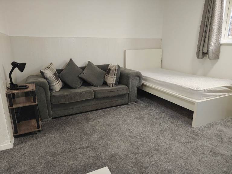 single occupancy studio to rent gorse hill
