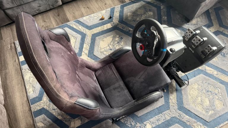 Logitech G29 Wheel, pedal and shifter with Playseat Evolution Sim Rig suit PlayStation 