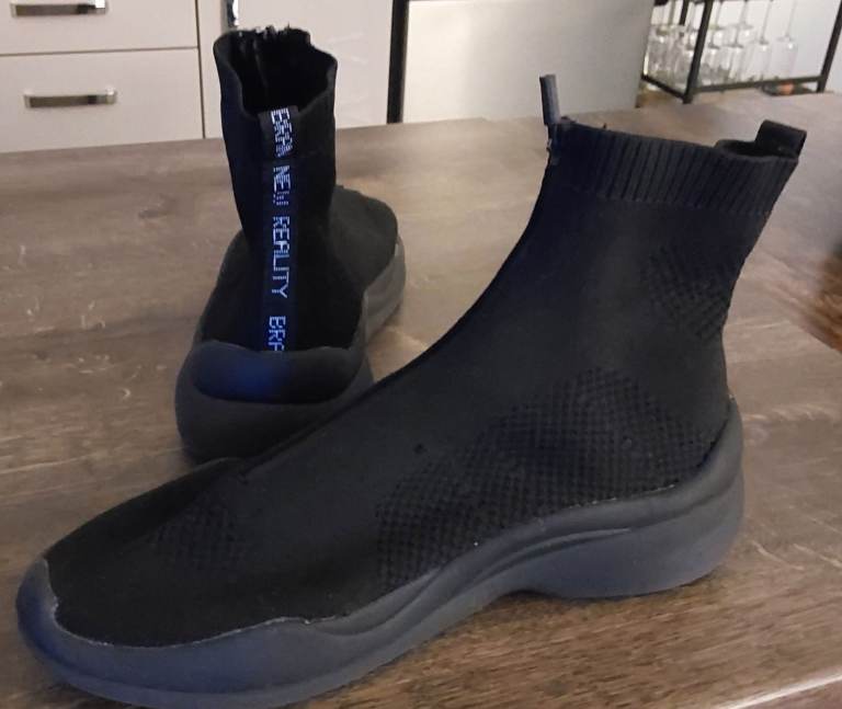 BERSHKA WETSUIT/WATERSPORTS BLACK BOOTS WITH FRONT ZIP SIZE 40  NOT WORN IN NEW CONDITION  