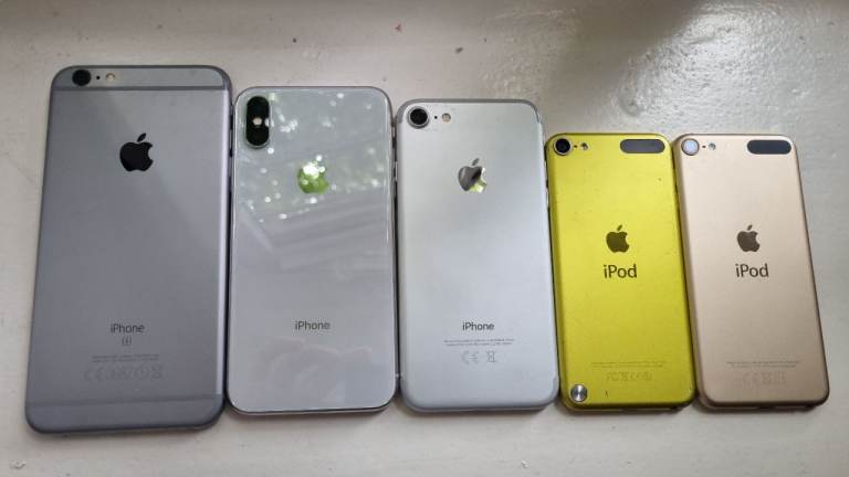 Job lot of old model iPhone and iPods