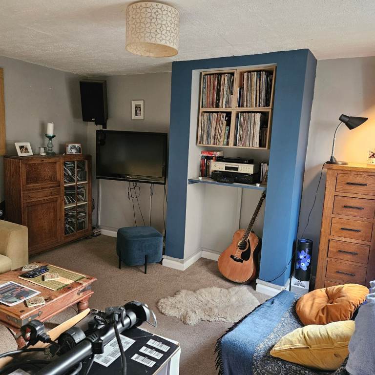 Room available in shared house  from july to December. £600 per month. Central Stroud. 