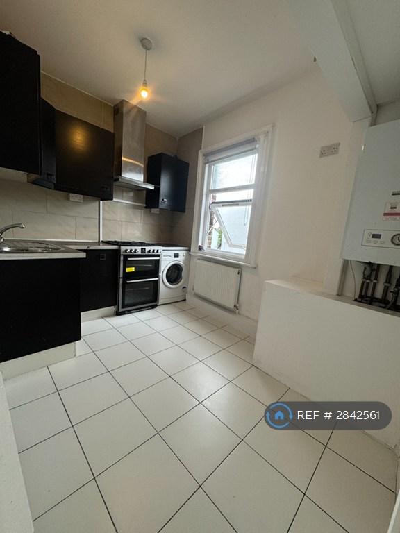 2 bedroom flat in Upper Tooting Road, London, SW17 (2 bed) (#2842561)