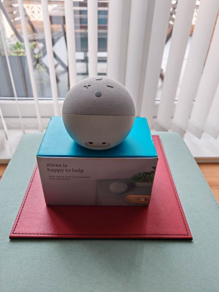 Amazon Echo Dot 4th Gen Smart Speaker with Stand – White, Good Condition