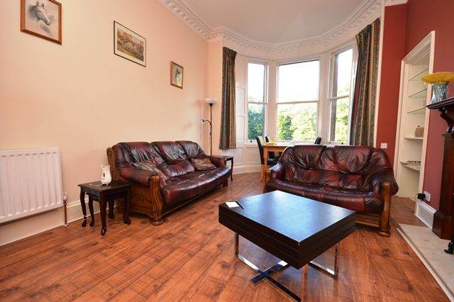 Large, 3 bedroom (not HMO) flat in the heart of Newington – available February
