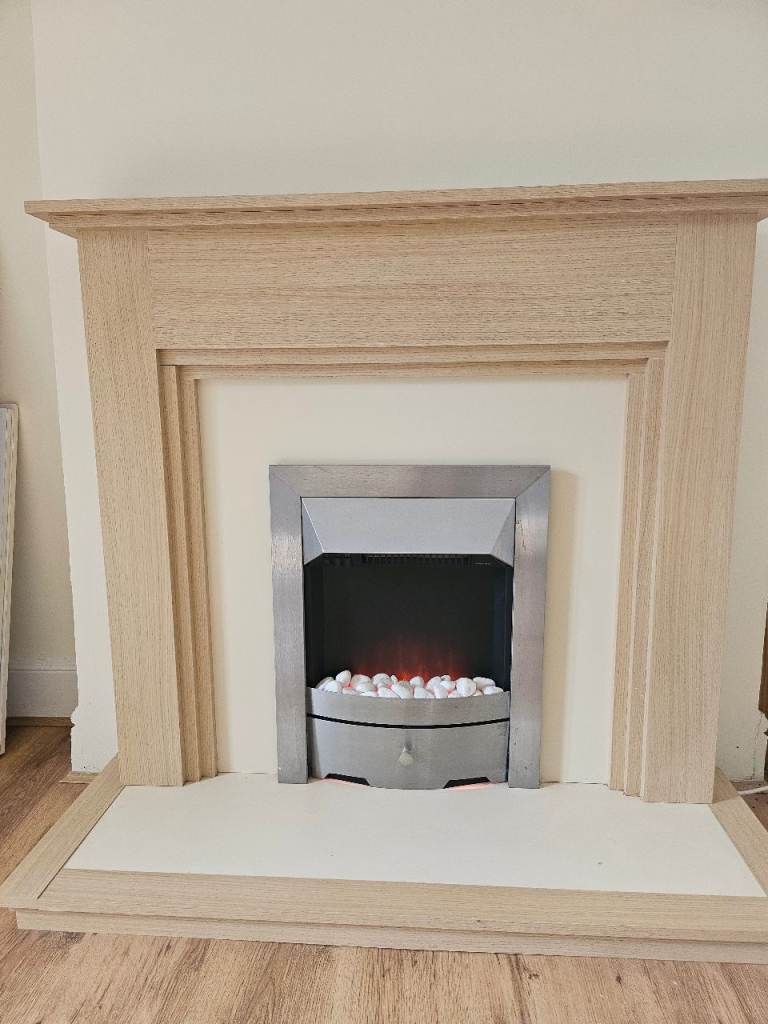 Electric gas effect fire with Surround