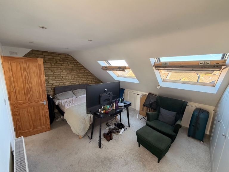 Large double room available in spacious house in Tooting.