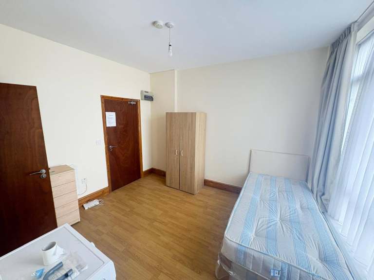 BENEFITS ACCEPTED - Self-Contained Studio Flat Available in Mitcham Merton CR4