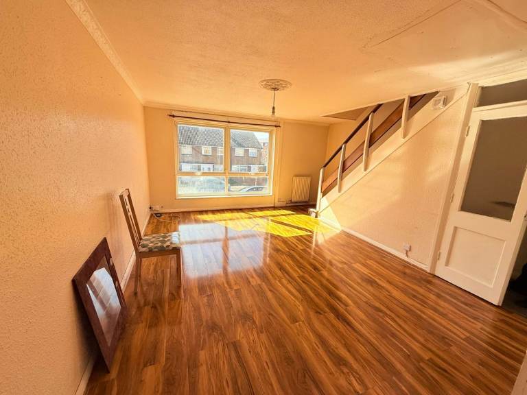 Beautiful Two Bedroom Maisonette with Spacious Livingroom available to let at Shepherds Close RM6   