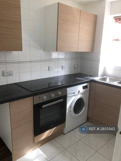 2 bedroom flat in Lovegrove Drive, Slough, SL2 (2 bed) (#2853543)