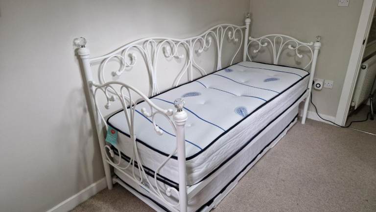 Day bed with 2 mattresses 