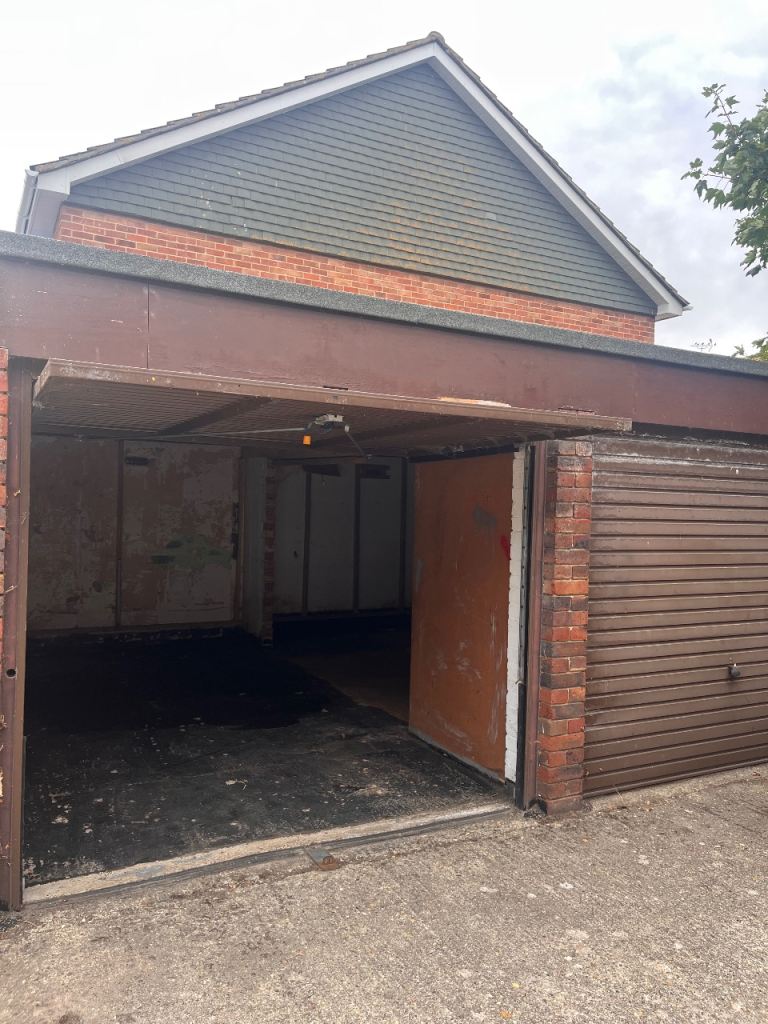 Double garage ( no division wall ) to rent Pagham ( The Parade)