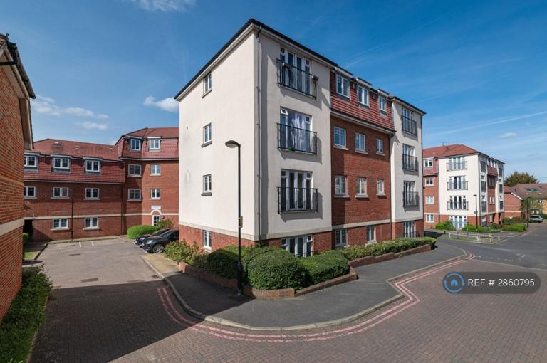 2 bedroom flat in Hedgerows House, Morden, SM4 (2 bed) (#2860795)